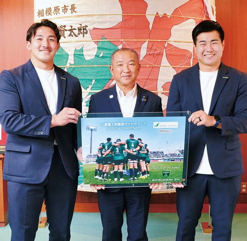 左から服部選手、本村市長、小泉選手