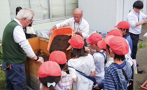 コンポストを見学する児童たち