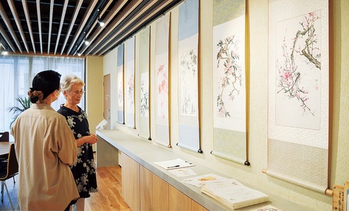 作品について語り合うミドリさん（写真奥）と同センターの職員