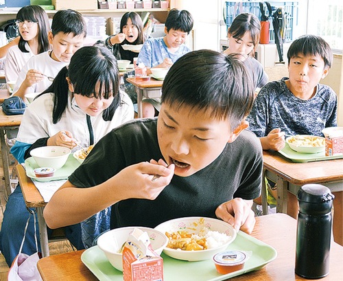はやぶさ給食を食べる児童