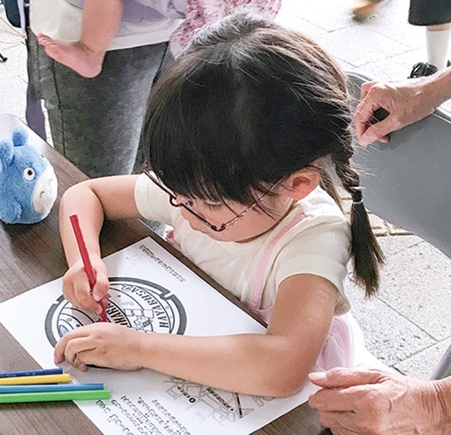 塗り絵を楽しむ小学生