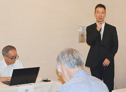 挨拶する前山会長