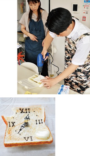 トースト型の時計作りを体験する記者（上右）と見守る北島さん（同左）／完成品（下）