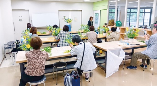 当日の様子。「使うお花は同じなのにできあがりはみんな違って面白い」などの感想があった