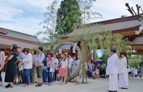 毎年多くの人でにぎわう（写真は過去開催時、同宮提供）