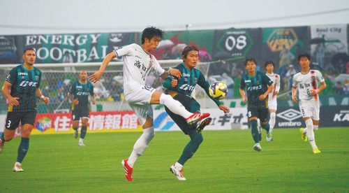 サポーターの声援を背に今シーズンも激しい戦いを続けている