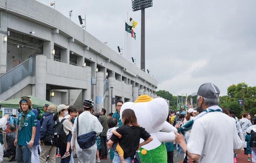 試合開始前から多くの人でにぎわった相模原ギオンスタジアム