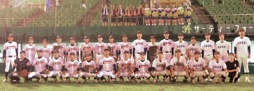 試合後の相模原高校（左）と法政高校（右）、相模原高校応援団（後方）の記念写真