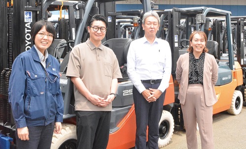 西村副社長（右から２番目）と社員たち