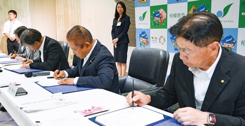 子育て応援・働き方改革宣言に署名する市長と商議所会頭ら