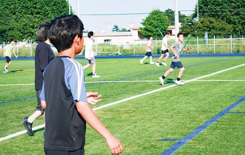 耳栓をつけてプレーする参加者たち