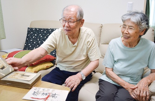 当時を振り返るさん弘美さん（左）とカヨ子さん