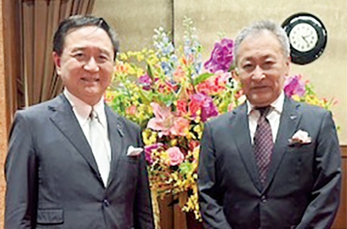 黒岩祐治知事（左）と土屋会長（写真は医療法人社団相和会提供）