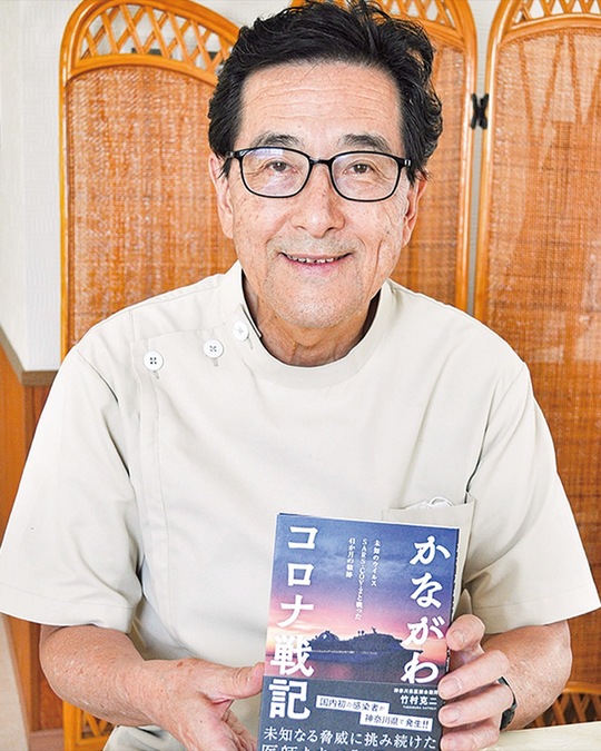 書籍を手にする竹村さん