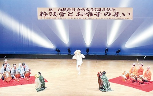 8団体が舞台に立った