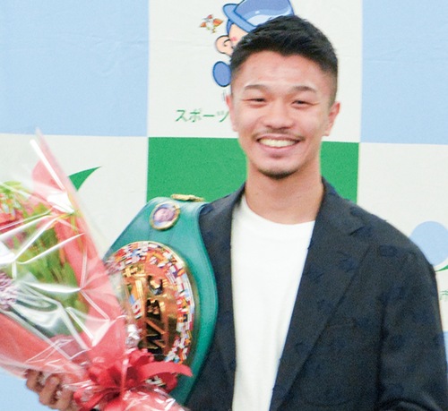 WBCチャンピオンベルトと花束を持つ中谷選手