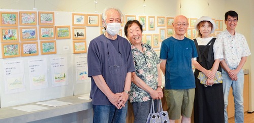 （左から）同法人の小林功理事、小関さん、加藤さん、平本さん夫妻