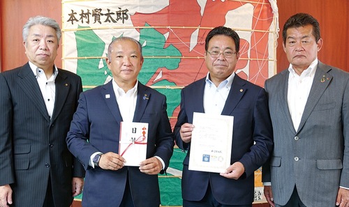贈呈式に参加した左から加藤支部長、本村市長、松元会長、久野支部長