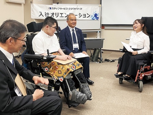 「今の気持ち」を話し合う入社者と曽根徹哉代表取締役社長（右から２番目）