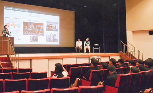 舞台に上がったスポンサー３者と選手たち