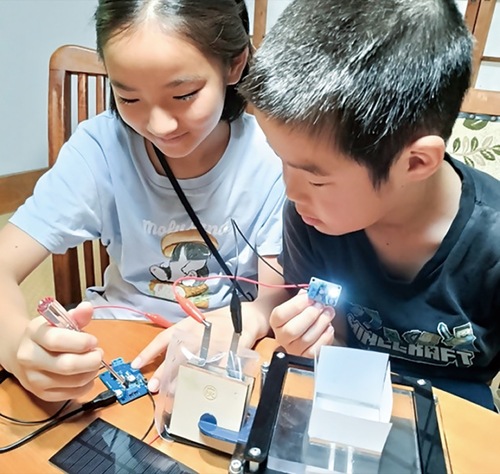 木炭蓄電装置を作る様子