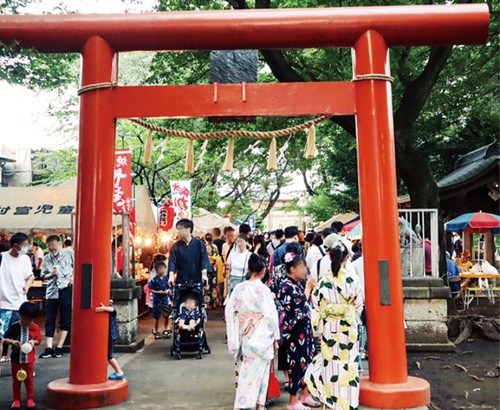 境内には屋台も並ぶ