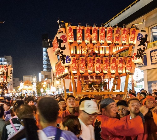 神輿と山車が行き交う祭り会場（写真は昨年）