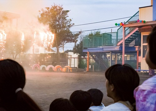花火が始まると子どもたちが歓声を上げた