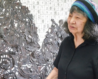 制作中の作品『魔の山』の前で話す上條さん。「相模原には市立美術館がないのが残念ですね。アートは子どもを笑顔にする力、平和や命の大切さを訴える力もあるんです」