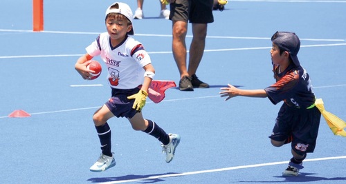 相手をかわし前進するライズメンバー（チーム提供写真）