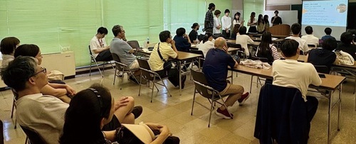 10人の留学生がアイデアなどを披露した