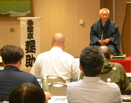 高座で創作落語を披露する遊助さん