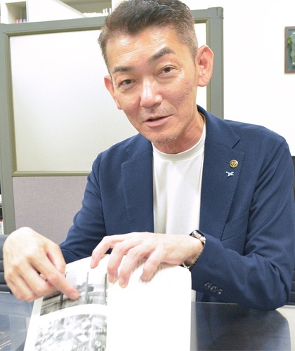 当時の写真を解説する武田理事長