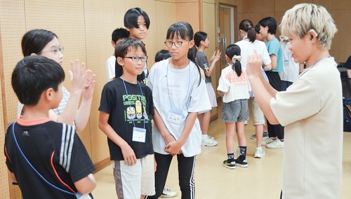 参加者の誕生日を確認する佐藤さん