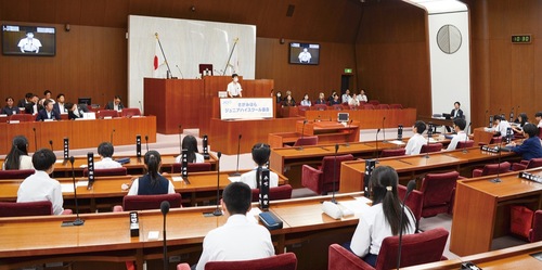 10人の中学生議員が議長に立候補し議場で演説を行った