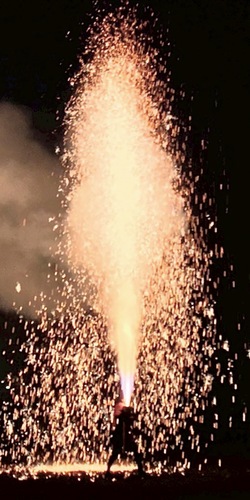 過去の手筒花火の様子（藤澤さん提供）