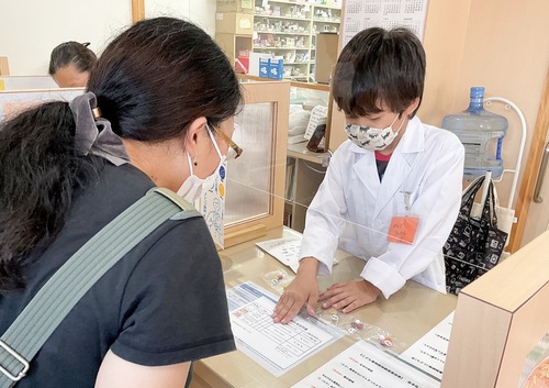 保護者に対して服薬指導をする様子