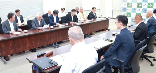 市長に要望する各団体の代表者ら