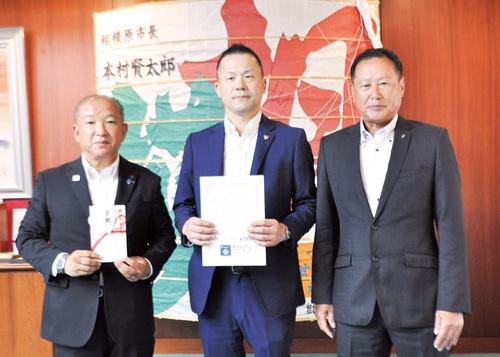 左から本村市長、本山会長、柿島幹事