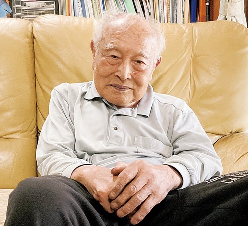 戦時中の様子を振り返った原さん