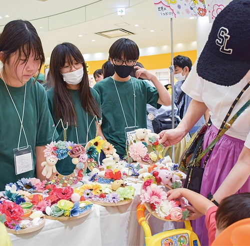 アリオ橋本で販売を行う児童（写真＝SIC提供）
