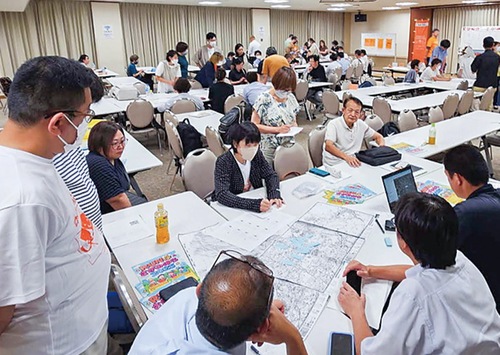 大会やコースの概要について話し合う各チームの代表者