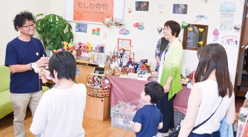 けん玉で遊べる駄菓子屋「もしかめや」で行われた販売会