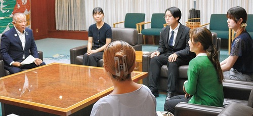 本村市長（写真左）に報告する各団体の代表者