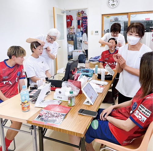 メイクを受けるステラ選手（写真は岡本オーナー提供）