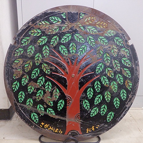 販売される一例。市の木、ケヤキがデザインされた直径６００mmのふた＝市提供＝