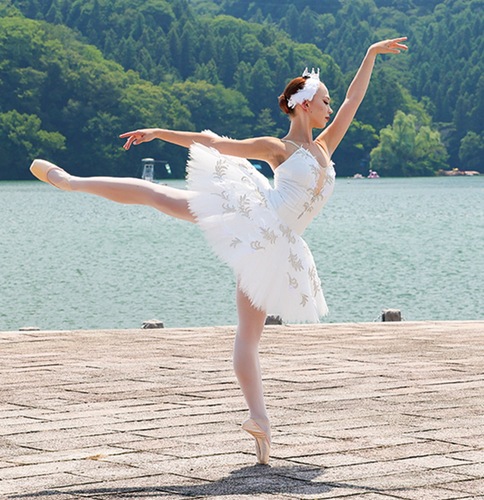 相模湖湖畔で行われた撮影でポーズを決めるパティントンさん（撮影／吉川幸次郎）