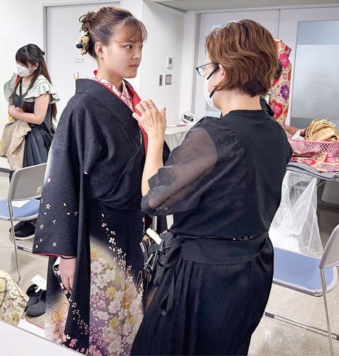 着付けを受ける参加者