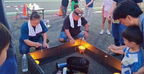 詰所の駐車場で夏休みの思い出のひとコマを提供した（写真は消防団提供）