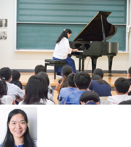 演奏を聴く児童（写真上）、ピアニストの倉澤さん（同下）